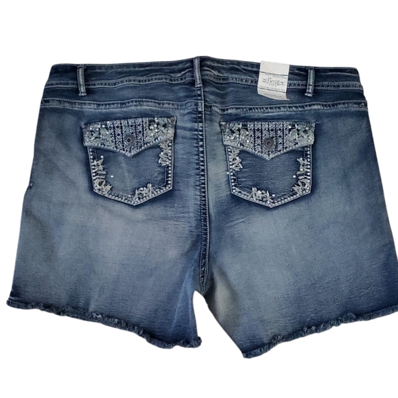 NWT Revolt Denim Women's Embroidery Shorts. Size 22W. - Picture 2 of 9